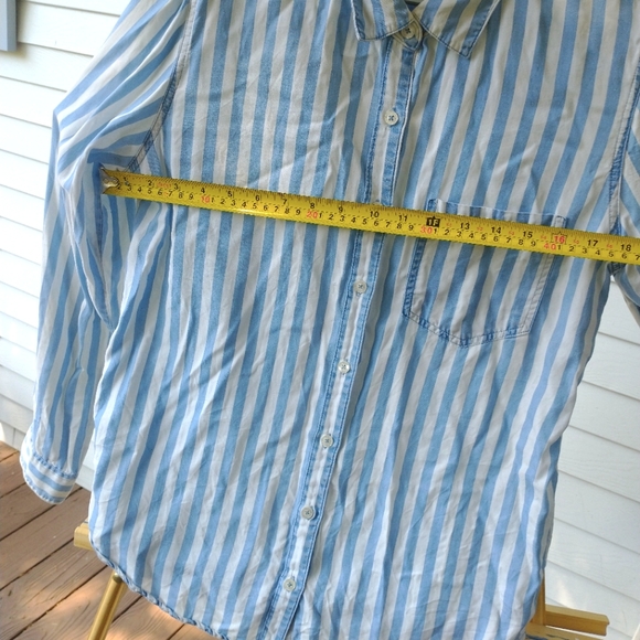 Forever 21 Blue and White Striped Button Up Size M - Picture 4 of 5